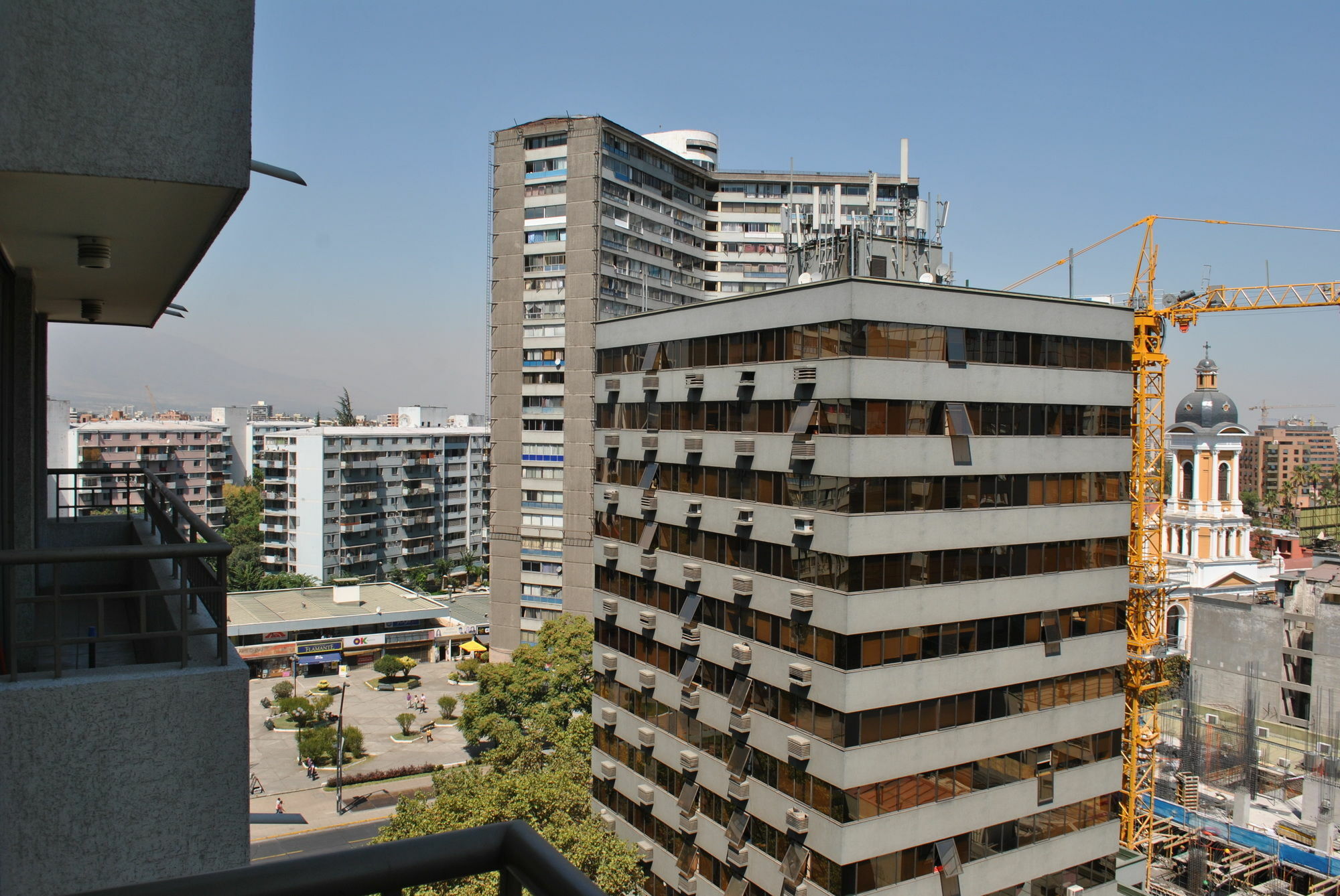 Apart Santiago Padre Mariano Luaran gambar